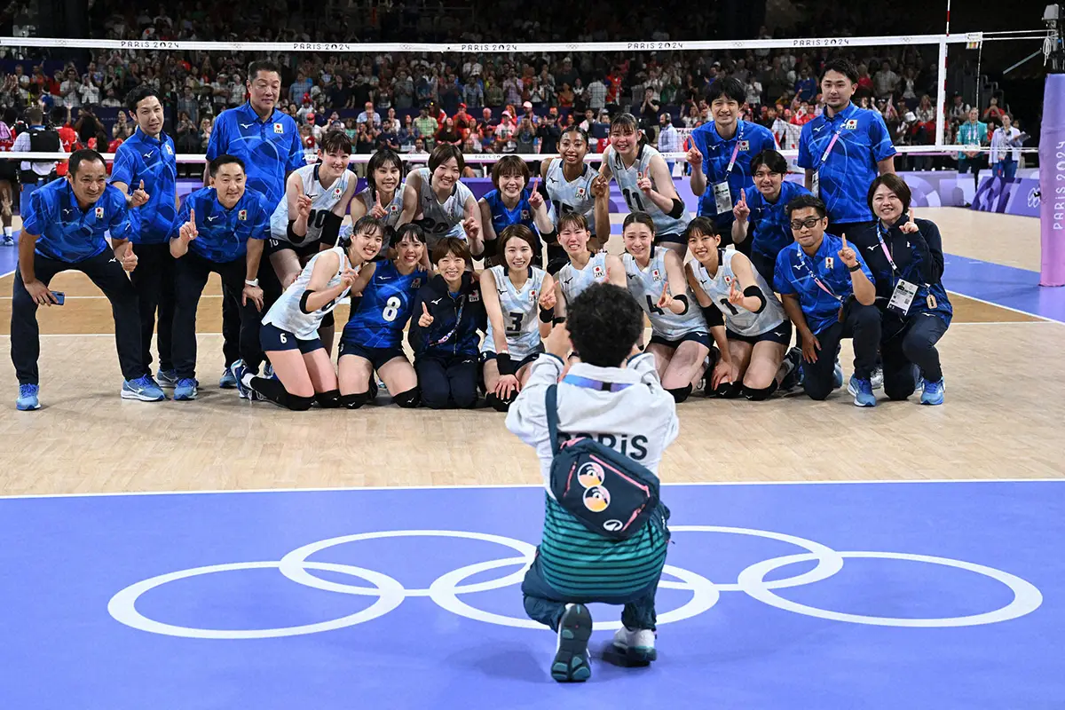 ＜日本・ケニア＞試合後、笑顔で記念撮影する日本女子代表の選手、スタッフたち（ロイター）