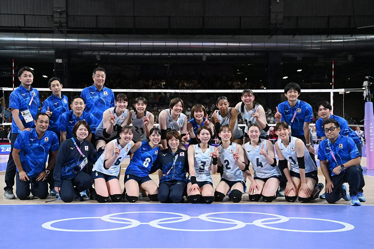 ＜日本・ケニア＞試合後、笑顔で記念撮影する日本女子代表の選手、スタッフたち（ロイター）