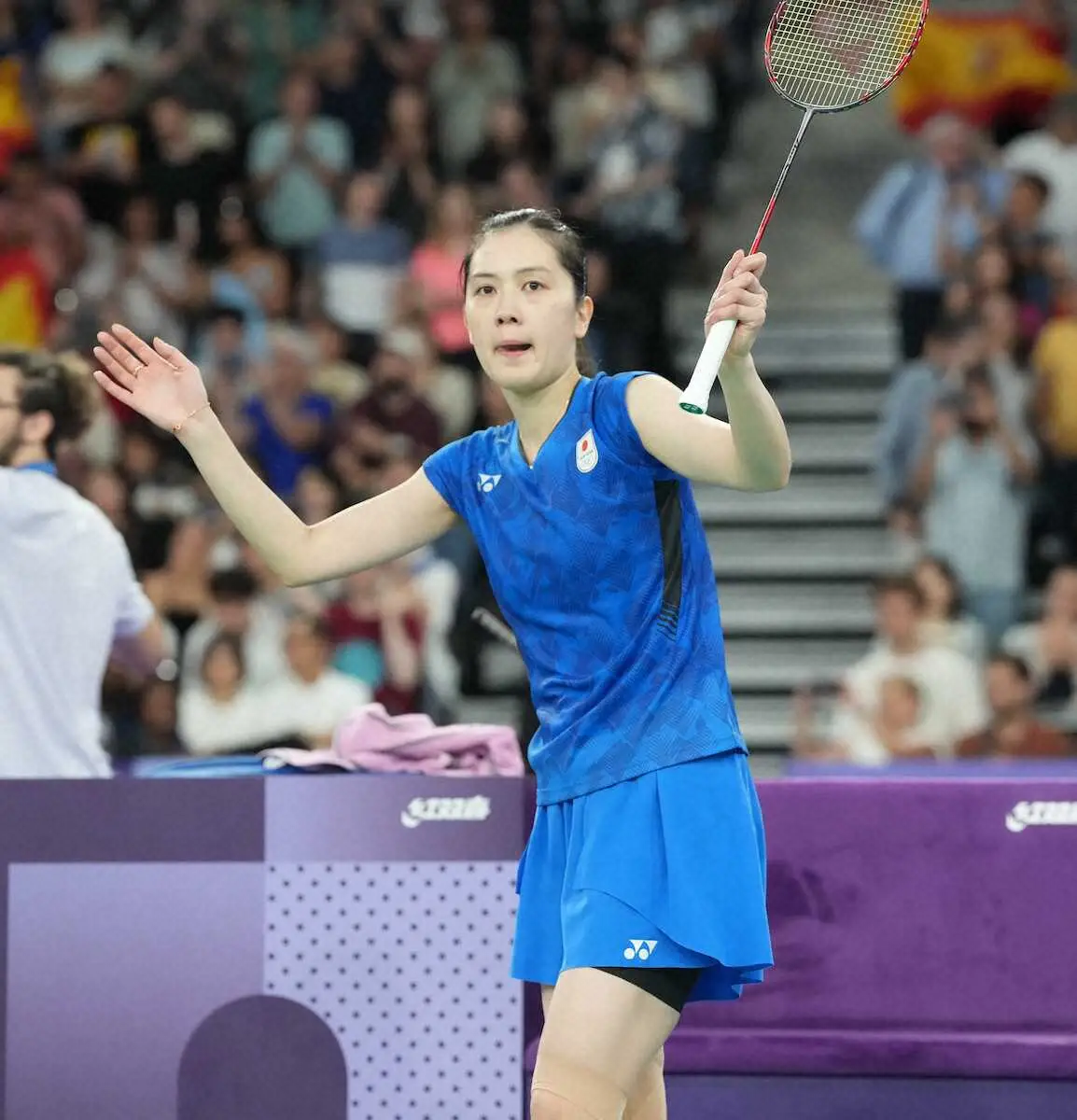 ＜パリ五輪・バドミントン女子シングルス準々決勝＞準々決勝で敗退しあいさつする大堀（撮影・岡田　丈靖）