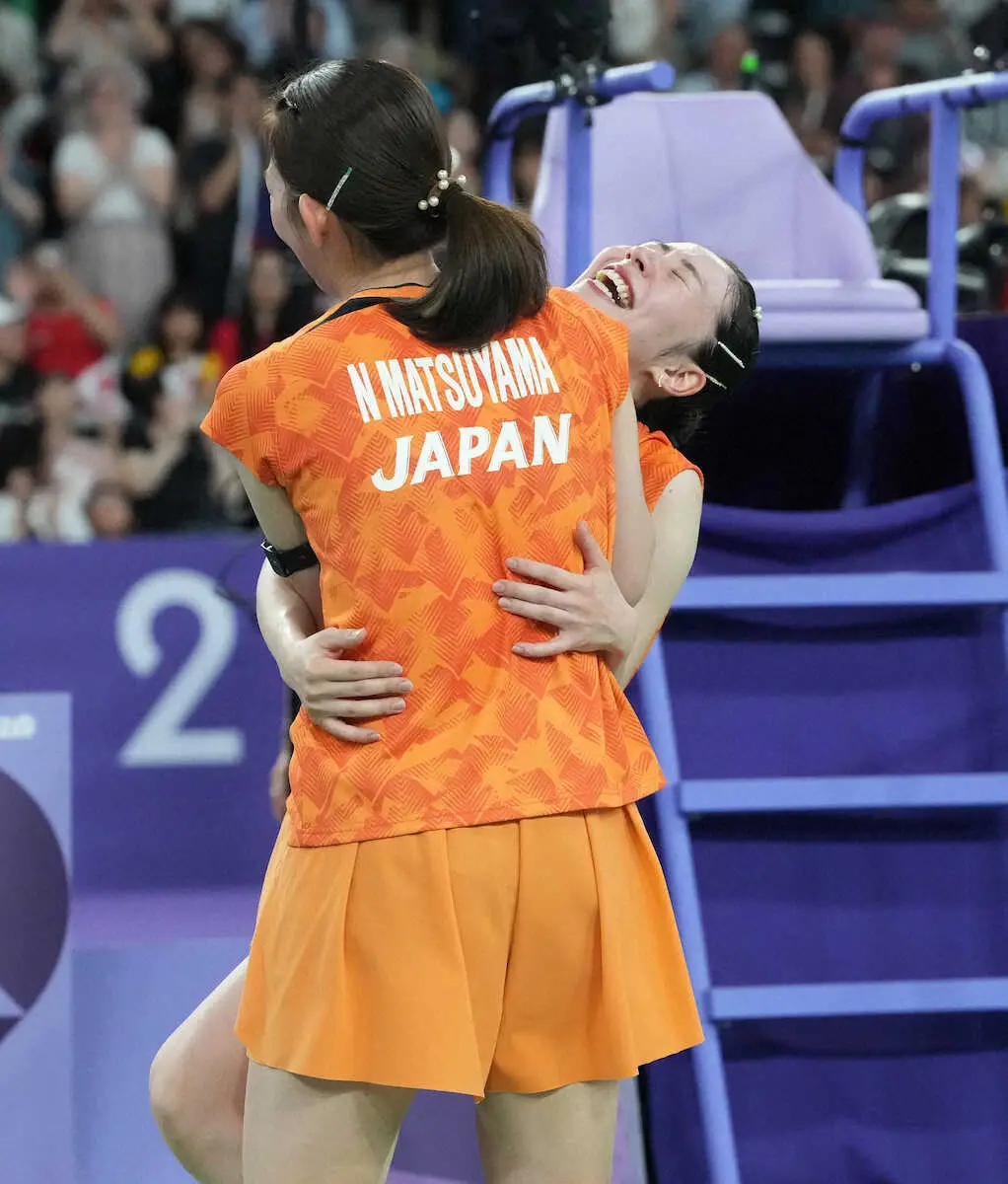 ＜バドミントン・女子ダブルス3位決定戦＞銅メダルを獲得し松山（左）と抱き合って喜ぶ志田（撮影・岡田　丈靖）