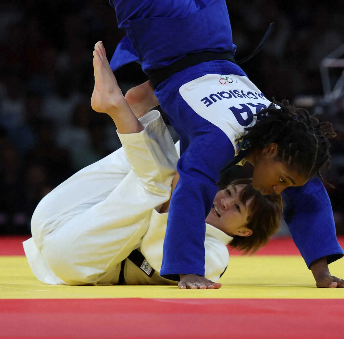 混合団体決勝女子57キロ級　フランス選手（右）と対戦する角田（撮影・平嶋　理子）