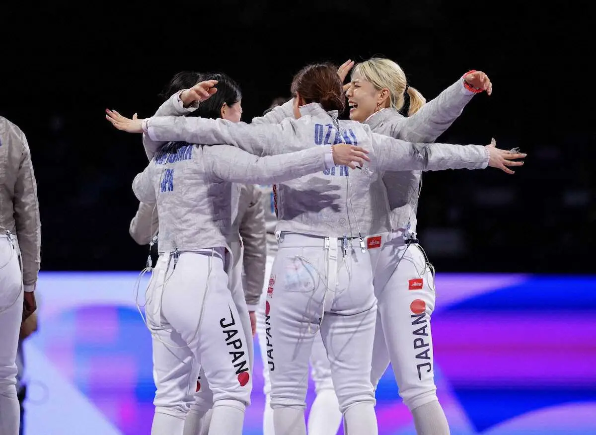 ＜パリ五輪　フェンシング女子サーブル団体3位決定戦＞銅メダルを獲得し喜ぶ江村（右）ら選手たち（撮影・小海途　良幹）