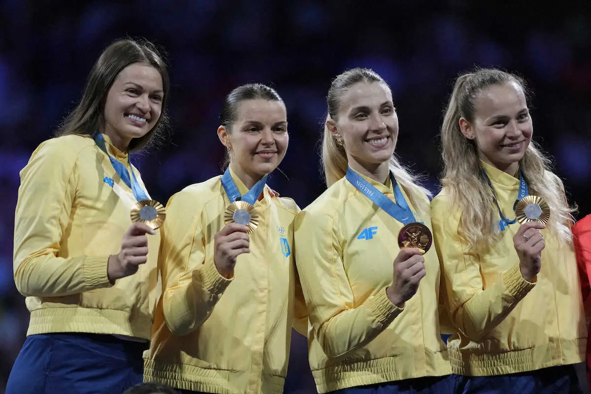 フェンシング女子サーブル団体で金メダルを獲得したウクライナチーム（AP）