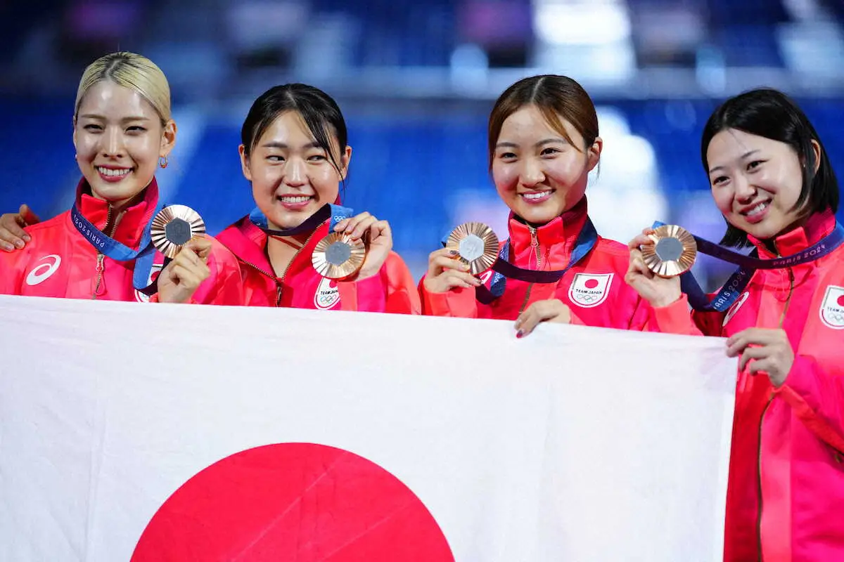 ＜パリ五輪　フェンシング女子サーブル団体3位決定戦＞銅メダルを手に笑顔の（左から）江村、福島、尾崎、高嶋（撮影・小海途　良幹）