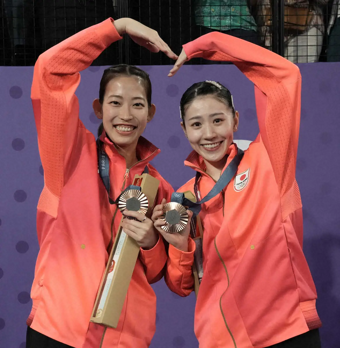 ＜パリ五輪・バドミントン女子ダブルス3位決定戦＞銅メダルを手に笑顔の松山（左）と志田（撮影・岡田　丈靖）