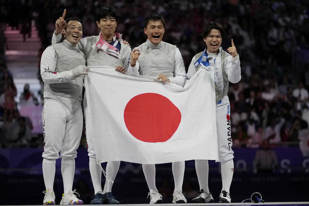 パリ五輪のフェンシング男子フルーレ団体で金メダルを獲得した（左から）永野雄大、敷根崇裕、松山恭助、飯村一輝（AP）
