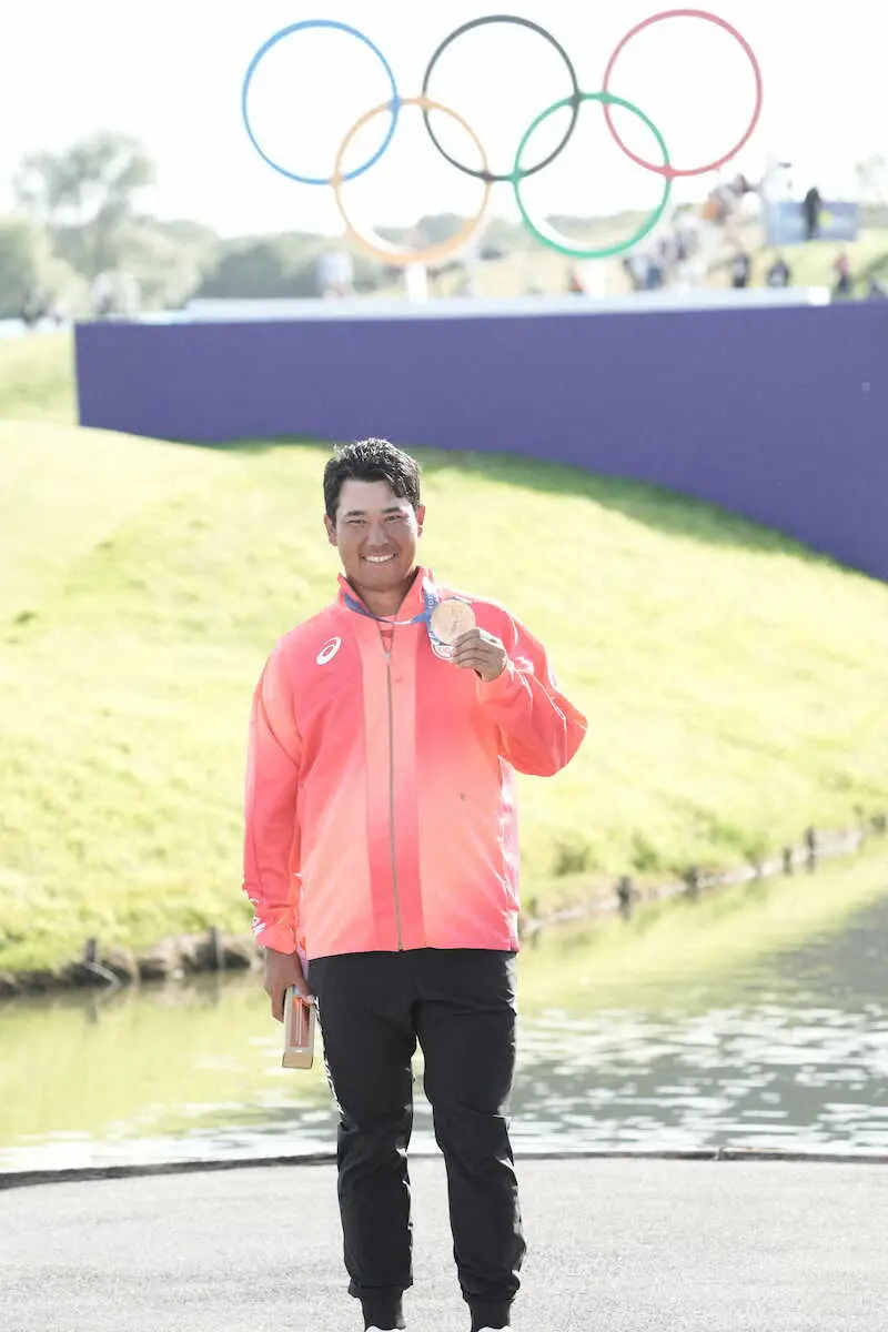 ＜パリ五輪・男子ゴルフ最終日＞銅メダルを手に笑顔の松山（撮影・岡田　丈靖）