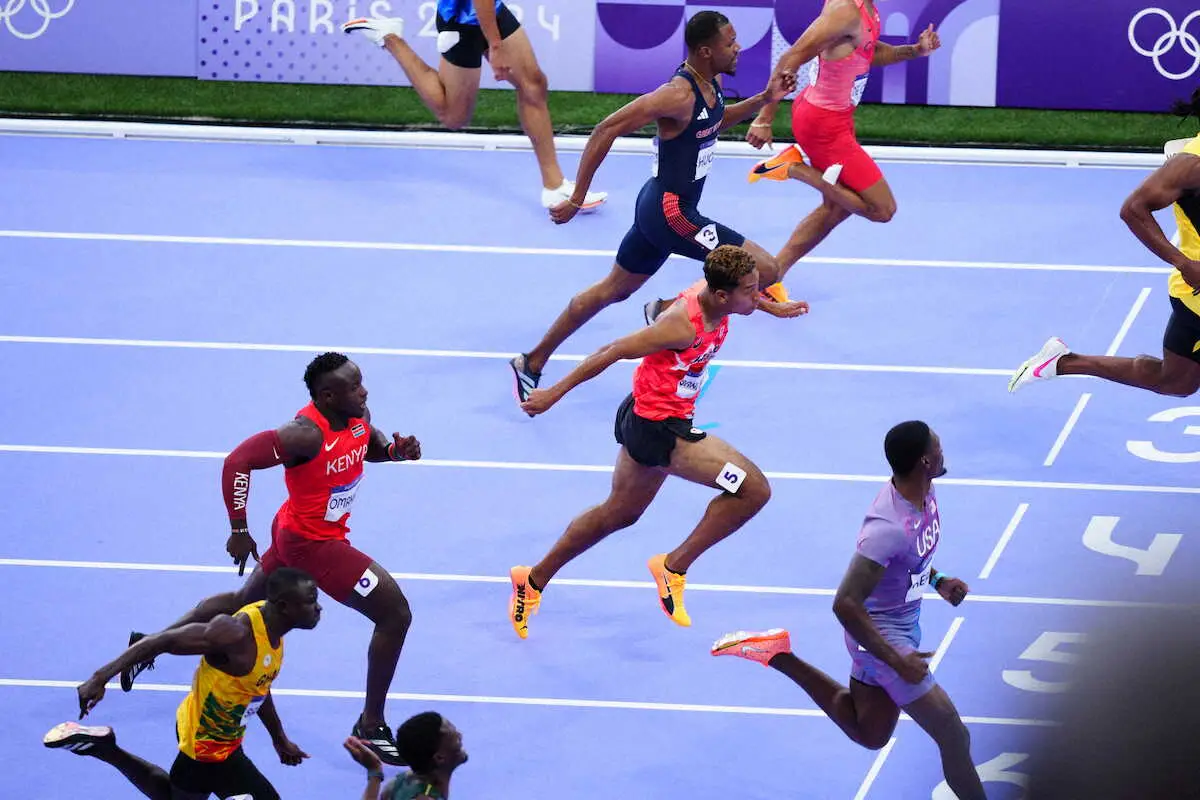 ＜パリ五輪　陸上＞男子100メートル準決勝、力走するサニブラウン（中央）（撮影・小海途　良幹）