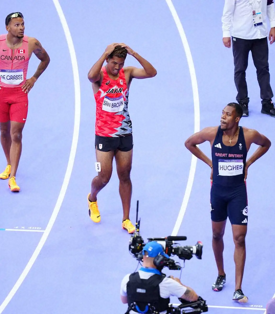 ＜パリ五輪　陸上＞男子100メートル準決勝、レースを終え悔しげなサニブラウン（左から2人目）（撮影・小海途　良幹）