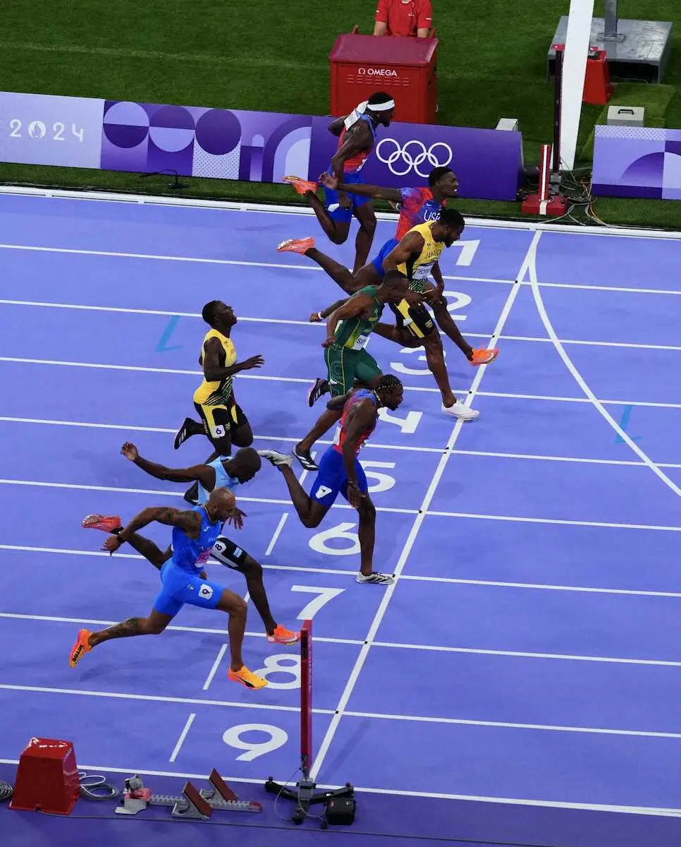 ＜パリ五輪　男子100メートル決勝＞ゴールに駆け込む選手たち。僅差でノア・ライルズ（下から3人目）が金メダル（撮影・小海途　良幹）