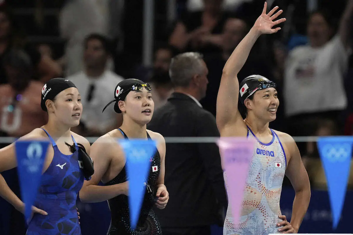 メドレーリレーを泳いだ日本選手たち。（一番右）鈴木聡美（AP）