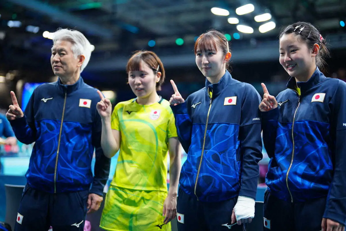 ＜パリ五輪　卓球女子団体戦1回戦＞勝利し笑顔の（右から）張本美、早田、平野（撮影・小海途　良幹）