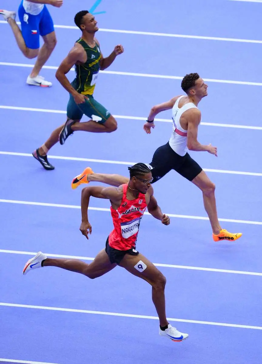 ＜パリ五輪　陸上＞男子400m予選、力走する中島（手前）（撮影・小海途　良幹）