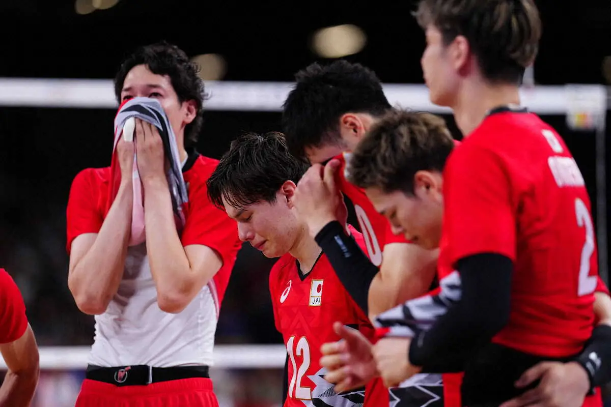 【男子バレー】高橋藍は涙…悔しさ吐露「勝ち切る力がなかった。まだまだ自分たちが強くならないと」