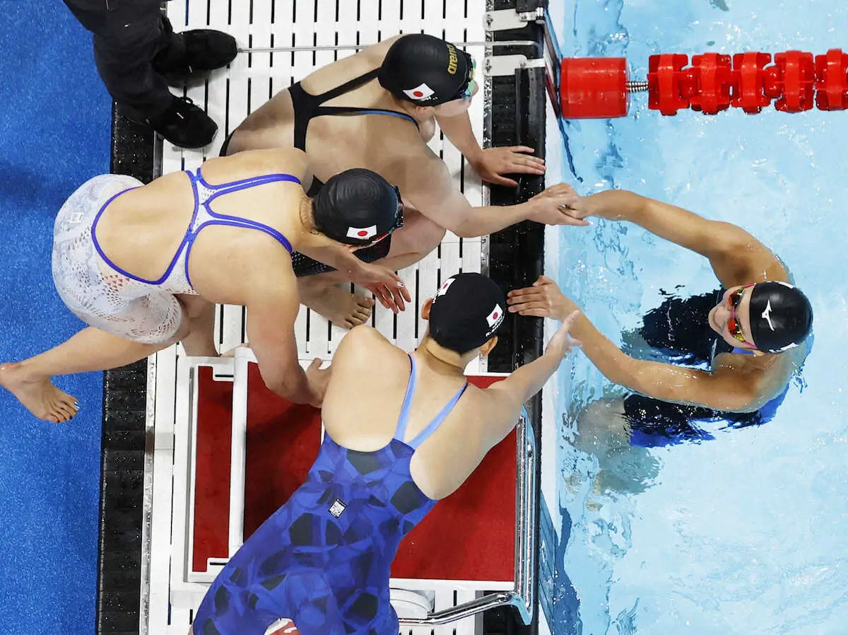 女子400メートルメドレーリレー決勝　レースを終えた最終泳者の池江璃花子（右）を迎える日本