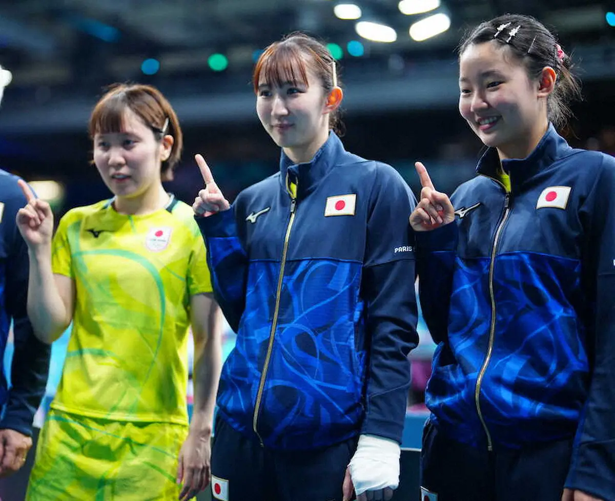 卓球女子団体戦1回戦に勝ち、笑顔の（左から）平野、早田、張本美（撮影・小海途　良幹）