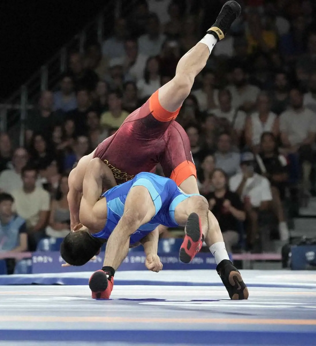 ＜パリ五輪・レスリング男子グレコローマン60キロ級準決勝＞得点を奪う文田（撮影・岡田　丈靖）