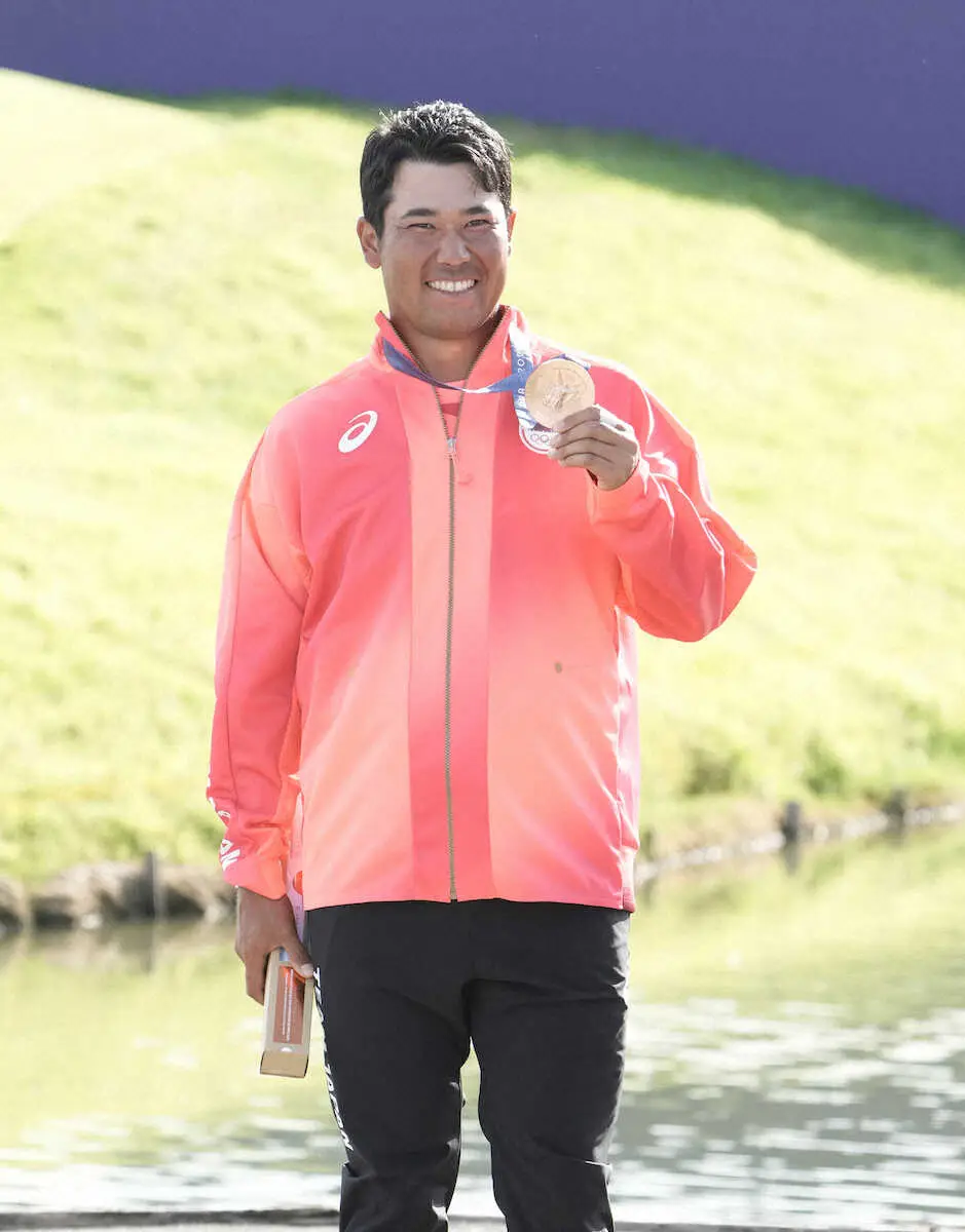 ＜パリ五輪・男子ゴルフ最終日＞銅メダルを手に笑顔の松山（撮影・岡田　丈靖）