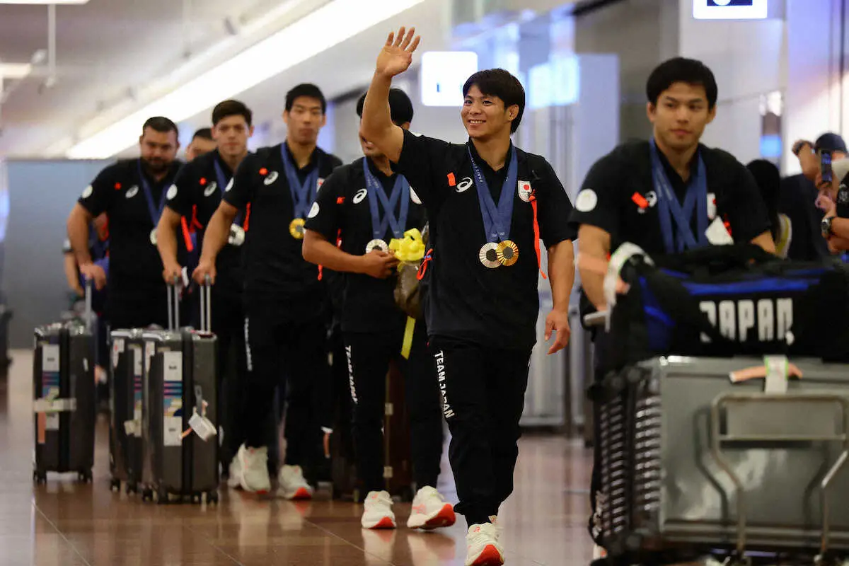 ＜柔道帰国＞パリ五輪から帰国した（右から）永山、阿部一二三ら柔道日本代表（撮影・光山　貴大）