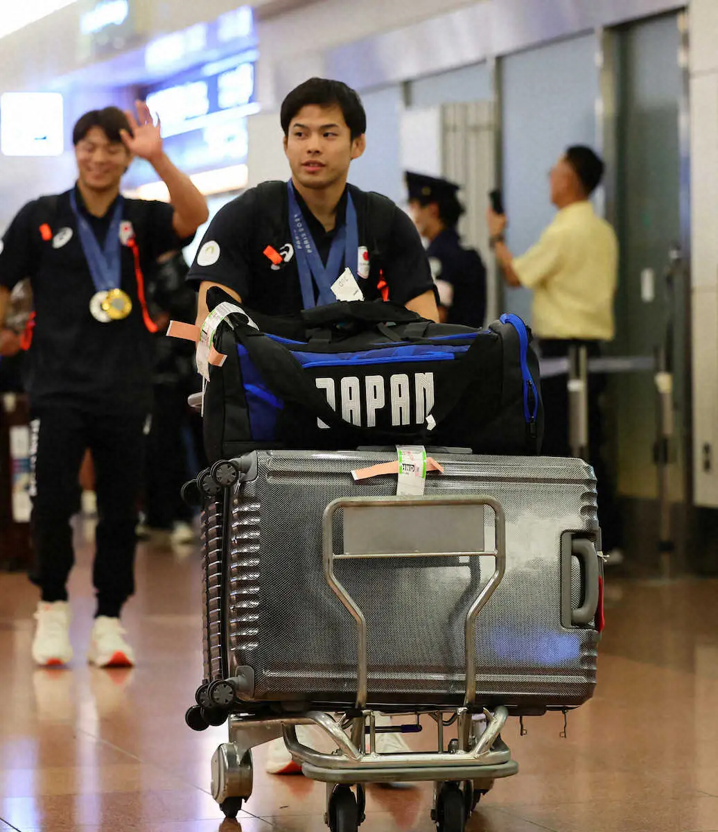 ＜柔道帰国＞パリ五輪から帰国した永山（撮影・光山　貴大）