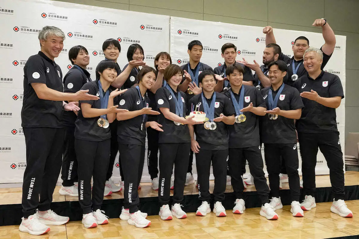 ＜パリ五輪柔道日本代表帰国＞帰国しサプライズで角田（前列左から4人目）の誕生日を祝福する日本代表の選手たち（撮影・会津　智海）