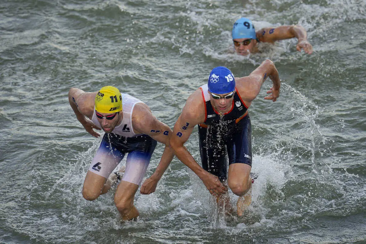 5日に行われたトライアスロン混合リレーでスイムが行われたセーヌ川から上がってくる選手たち（AP）
