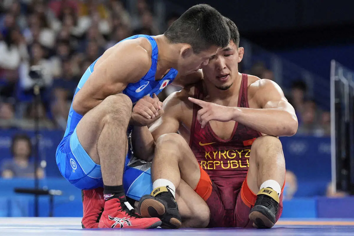 レスリング男子グレコローマンスタイル60キロ級準決勝で勝利した文田健一郎（左）がキルギスの選手に試合後歩み寄る　（AP）