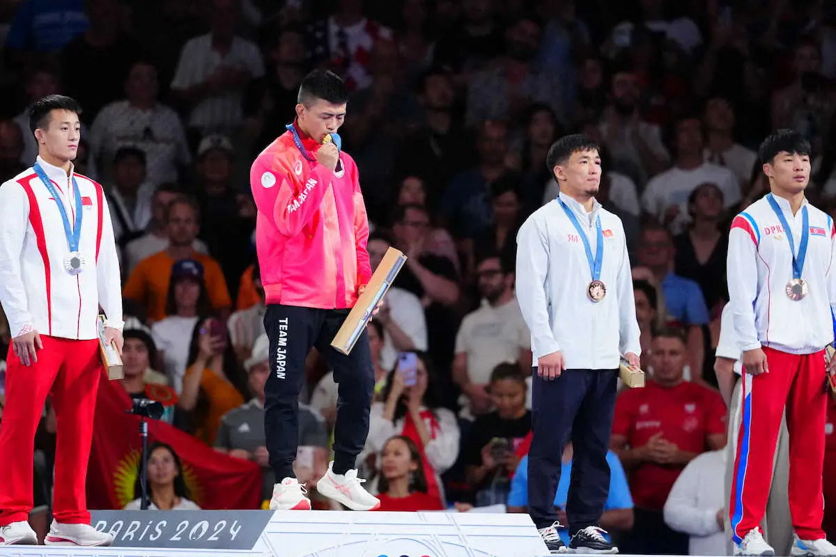 ＜パリ五輪　レスリング男子グレコローマンスタイル60キロ級決勝＞金メダルの文田（左から2人目）（撮影・小海途　良幹）