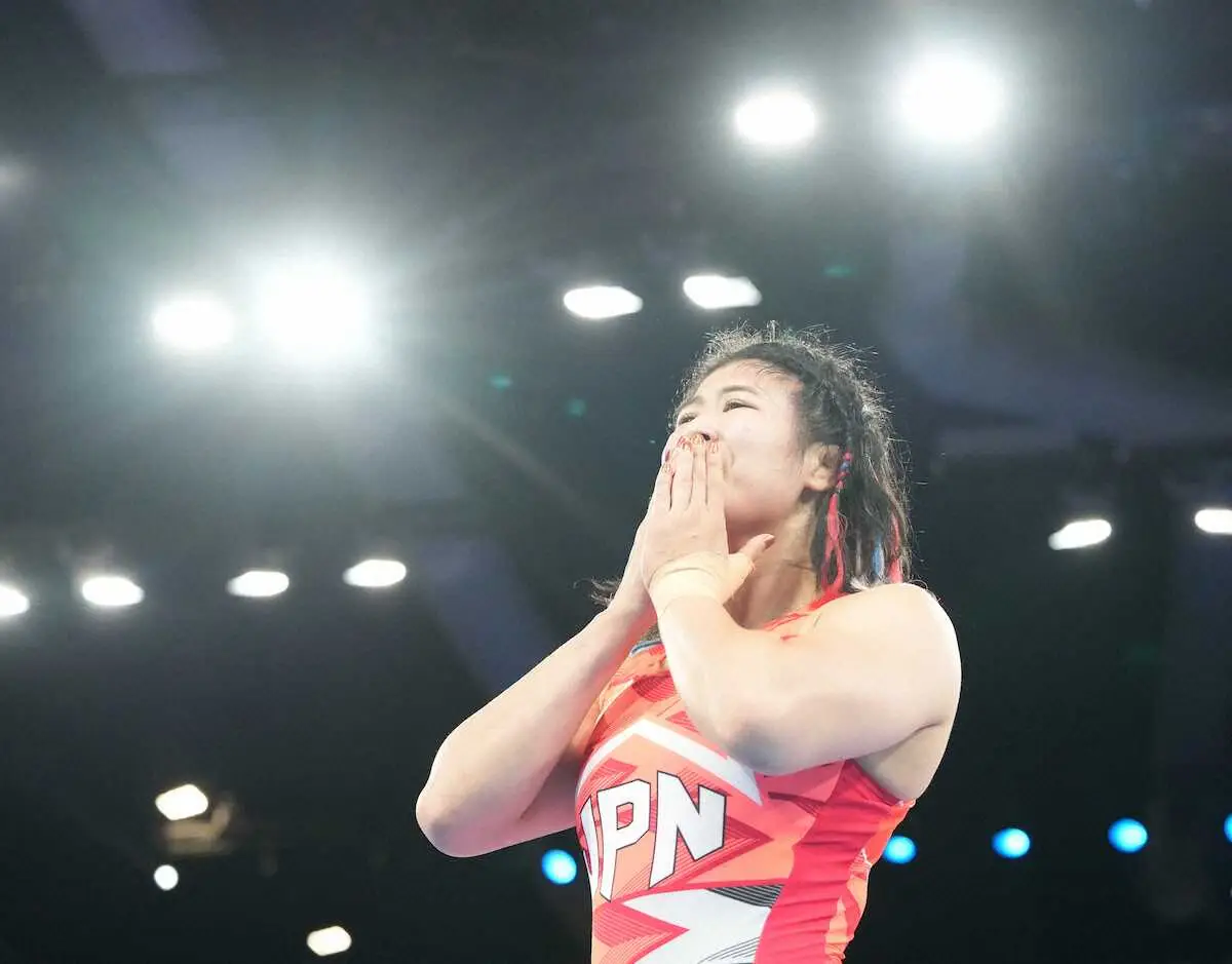 ＜パリ五輪・レスリング女子68キロ級3位決定戦＞銅メダルを獲得しスタンドに向かって投げキッスする尾崎（撮影・岡田　丈靖）