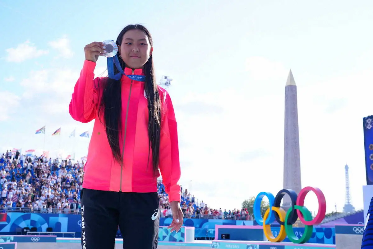 ＜パリ五輪　スケボー女子パーク決勝＞銀メダルを手に笑顔の開（撮影・小海途　良幹）