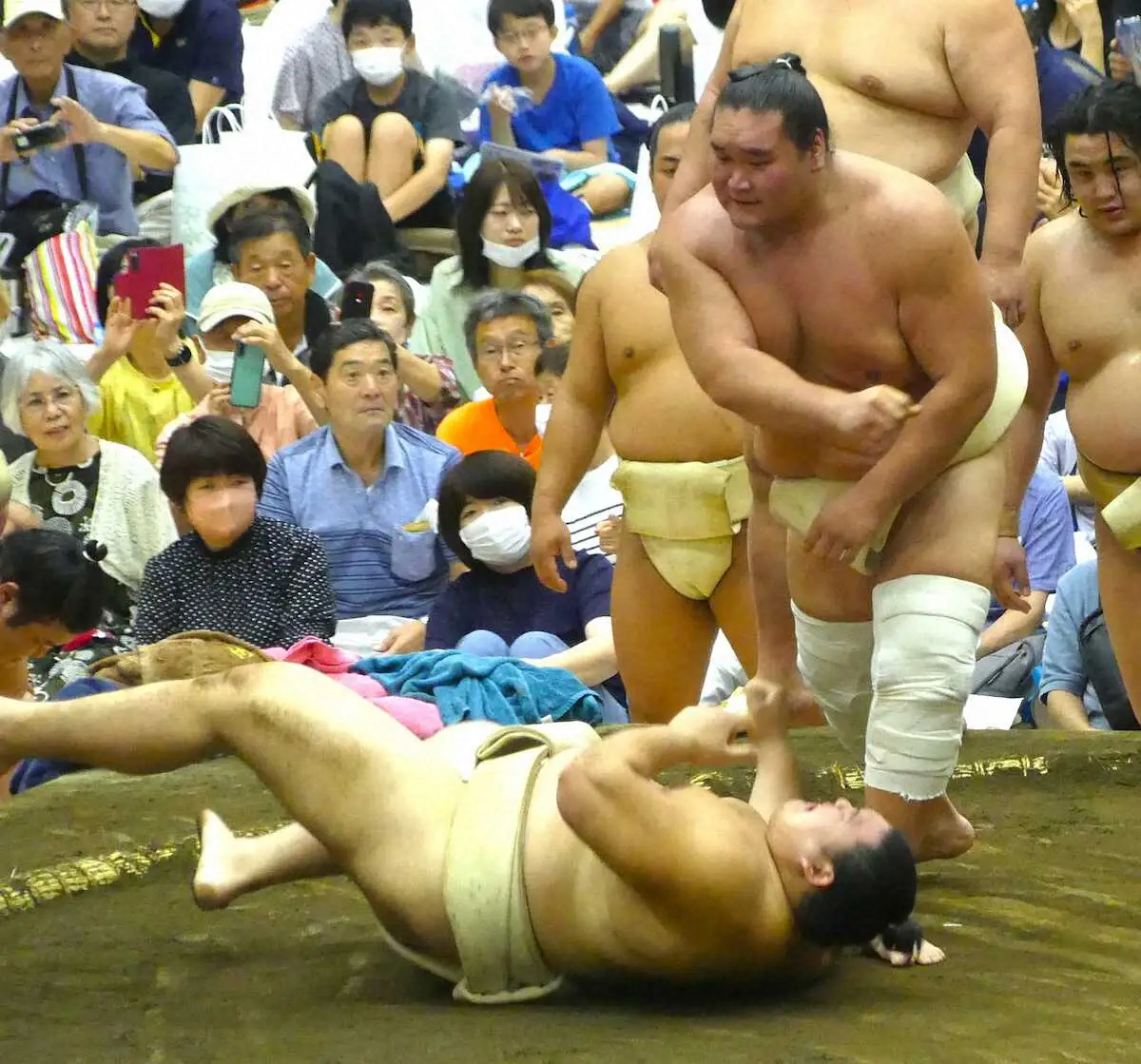 ＜夏巡業日立場所＞ぶつかり稽古で大の里（手前）を転がす照ノ富士（撮影・前川　晋作）