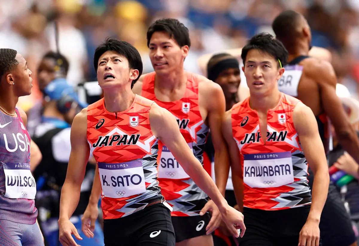 男子1600メートルリレー予選を終えた（左から）佐藤拳、佐藤風、川端の日本チーム（ロイター）