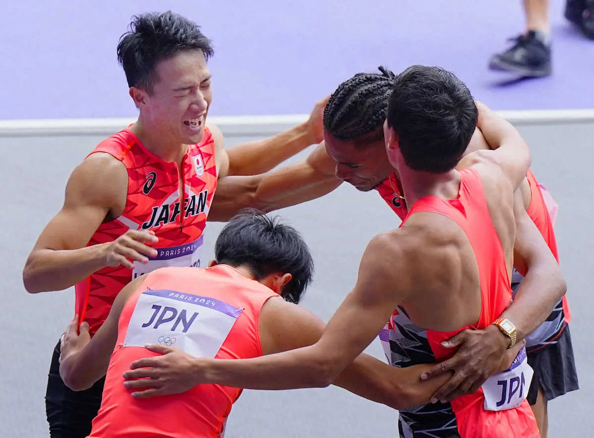 男子1600メートルリレーで決勝進出が決まり、喜ぶ（左上から）川端魁人、中島佑気ジョセフら日本（共同）