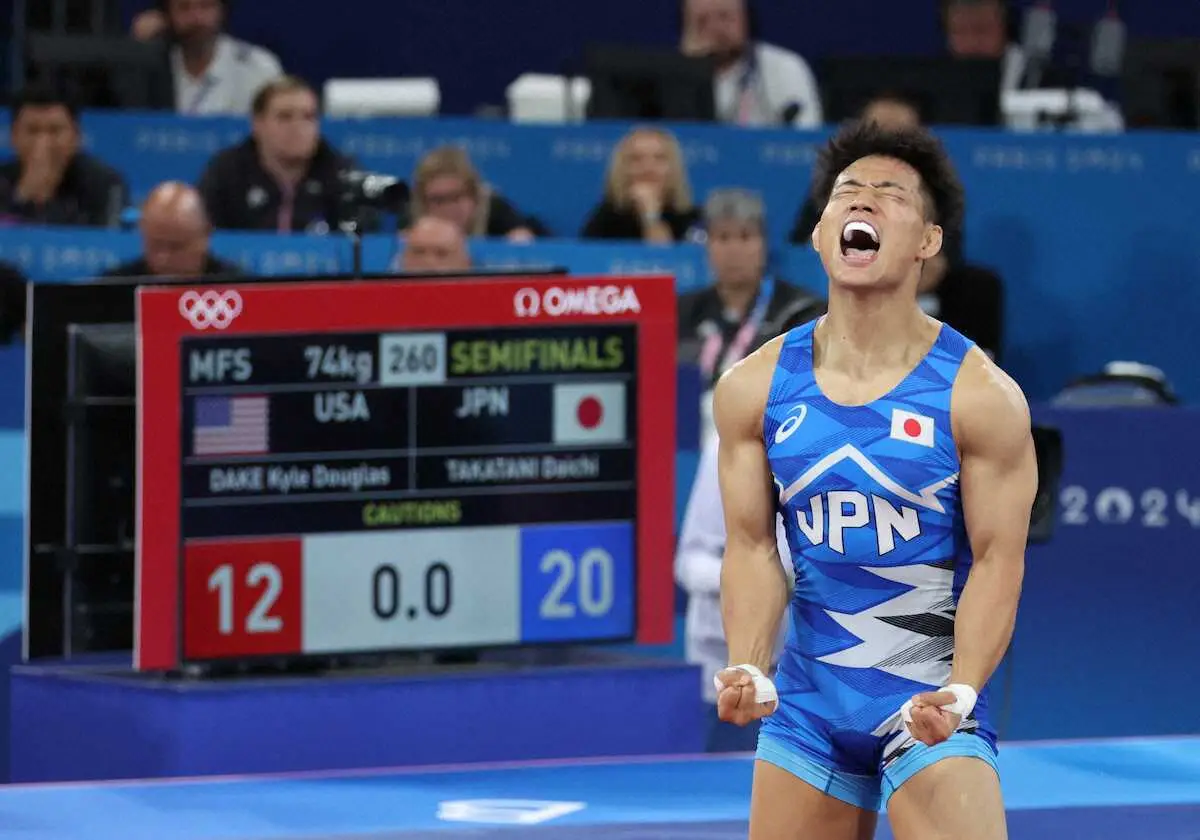 ＜パリ五輪　レスリング＞男子74キロ級準決勝、決勝へ進み、雄叫びをあげる高谷大地（撮影・平嶋　理子）