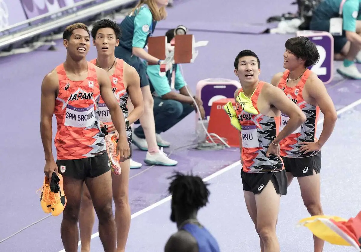 ＜パリ五輪・陸上男子4X100メートルリレー決勝＞5位に終わり肩を落とす（左から）サニブラウン、上山、桐生、坂井