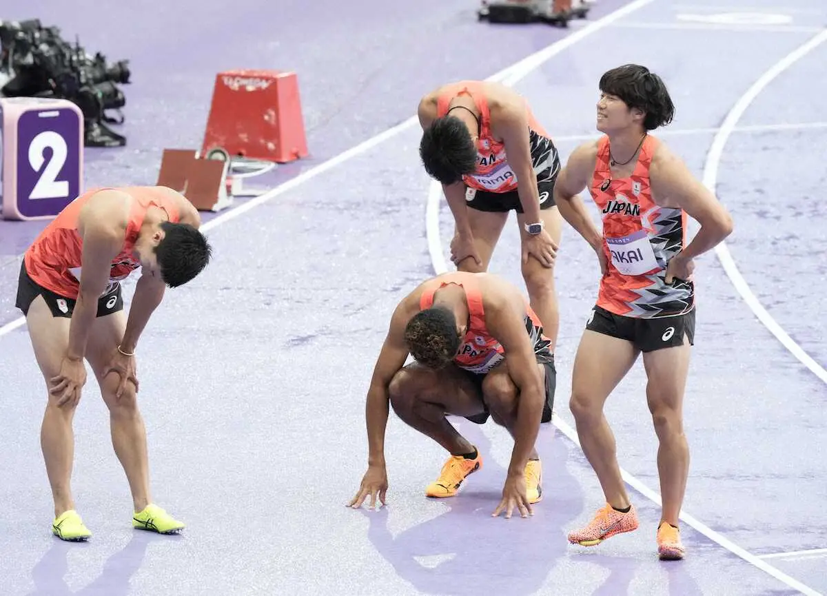 ＜パリ五輪・陸上男子4X100メートルリレー決勝＞5位に終わり肩を落とす（左から）桐生、サニブラウン、上山、坂井（撮影・岡田　丈靖）