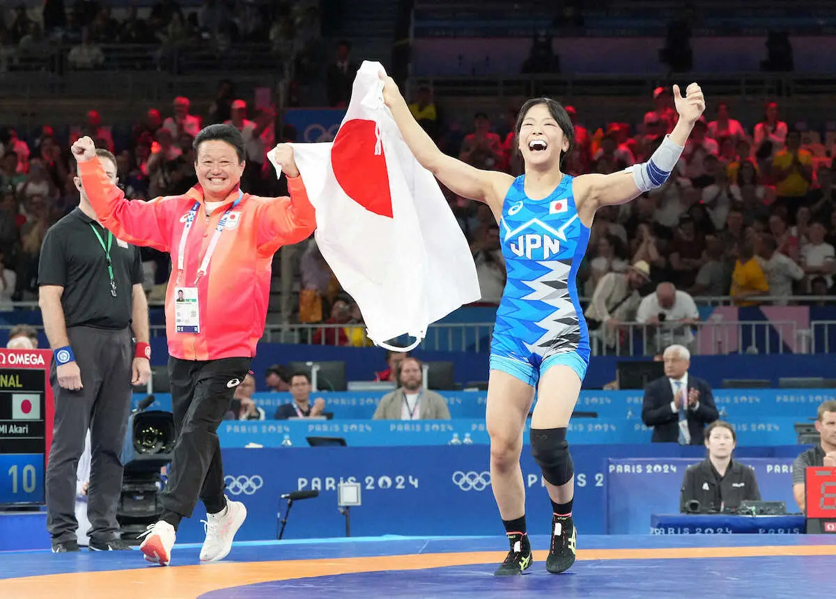 ＜パリ五輪・レスリング女子53キロ級決勝＞金メダルを獲得し父・俊一さん（左）と日の丸を手に笑顔の藤波（撮影・岡田　丈靖）