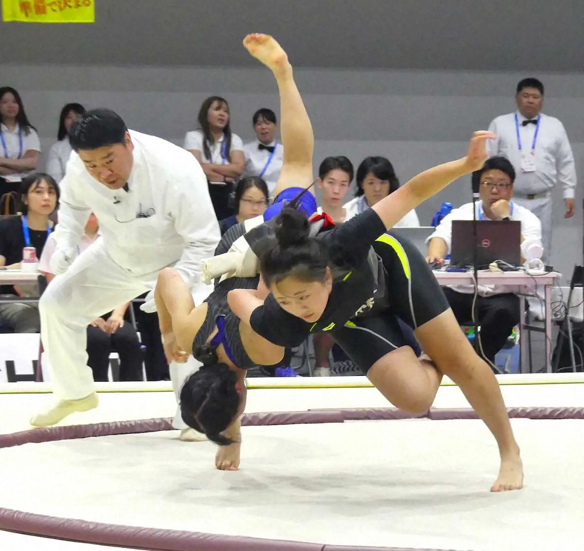 初めて開催された高校生だけの全国大会で、熱戦を繰り広げる女子選手たち（撮影・前川　晋作）