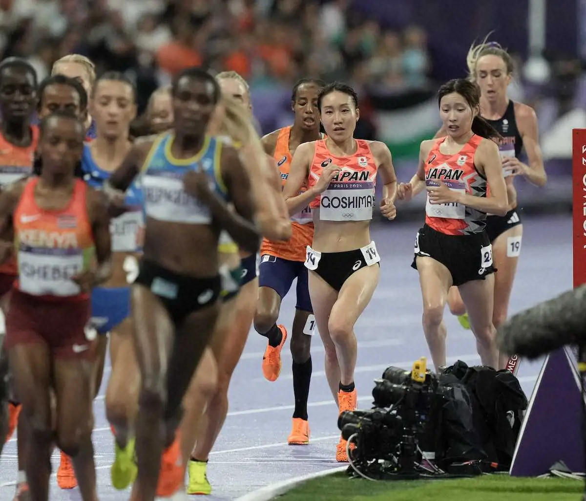 ＜パリ五輪・陸上女子10000メートル決勝＞残り11周、先頭集団に離される（右から）小海、五島（撮影・岡田　丈靖）