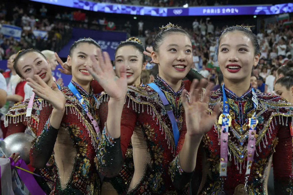 新体操女子団体総合で初の金メダルを獲得した中国のメンバー（AP）