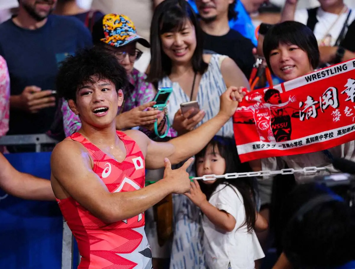 ＜パリ五輪　レスリング男子フリースタイル65キロ級決勝＞金メダルの清岡（左）は桜井（右）の祝福を受ける（撮影・小海途　良幹）