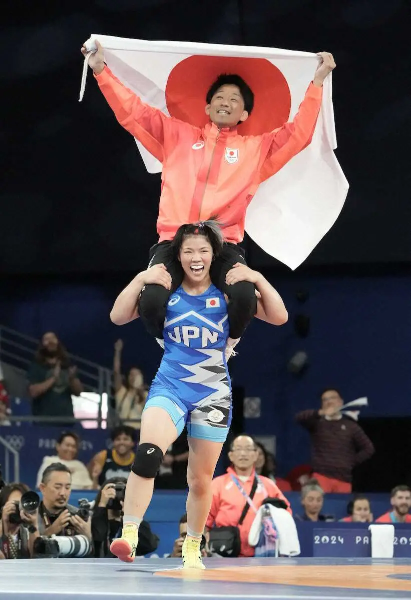 ＜パリ五輪・女子76キロ級決勝＞金メダルの鏡はコーチをかつぎ笑顔（撮影・岡田　丈靖）