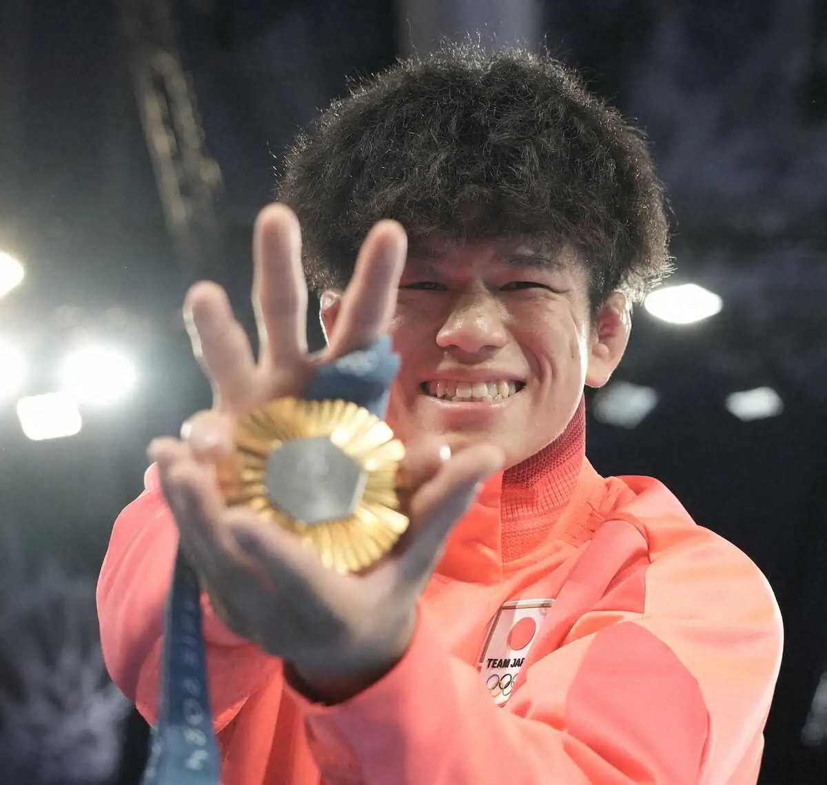 ＜パリ五輪・男子フリースタイル65キロ級決勝＞金メダルを手にポーズする清岡（撮影・岡田　丈靖）