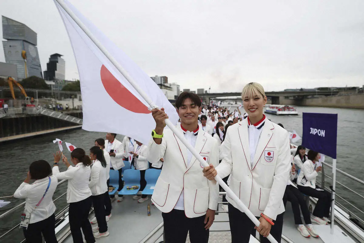 パリ五輪開会式では、シゲキックスと江村美咲が旗手を務めた（AP)