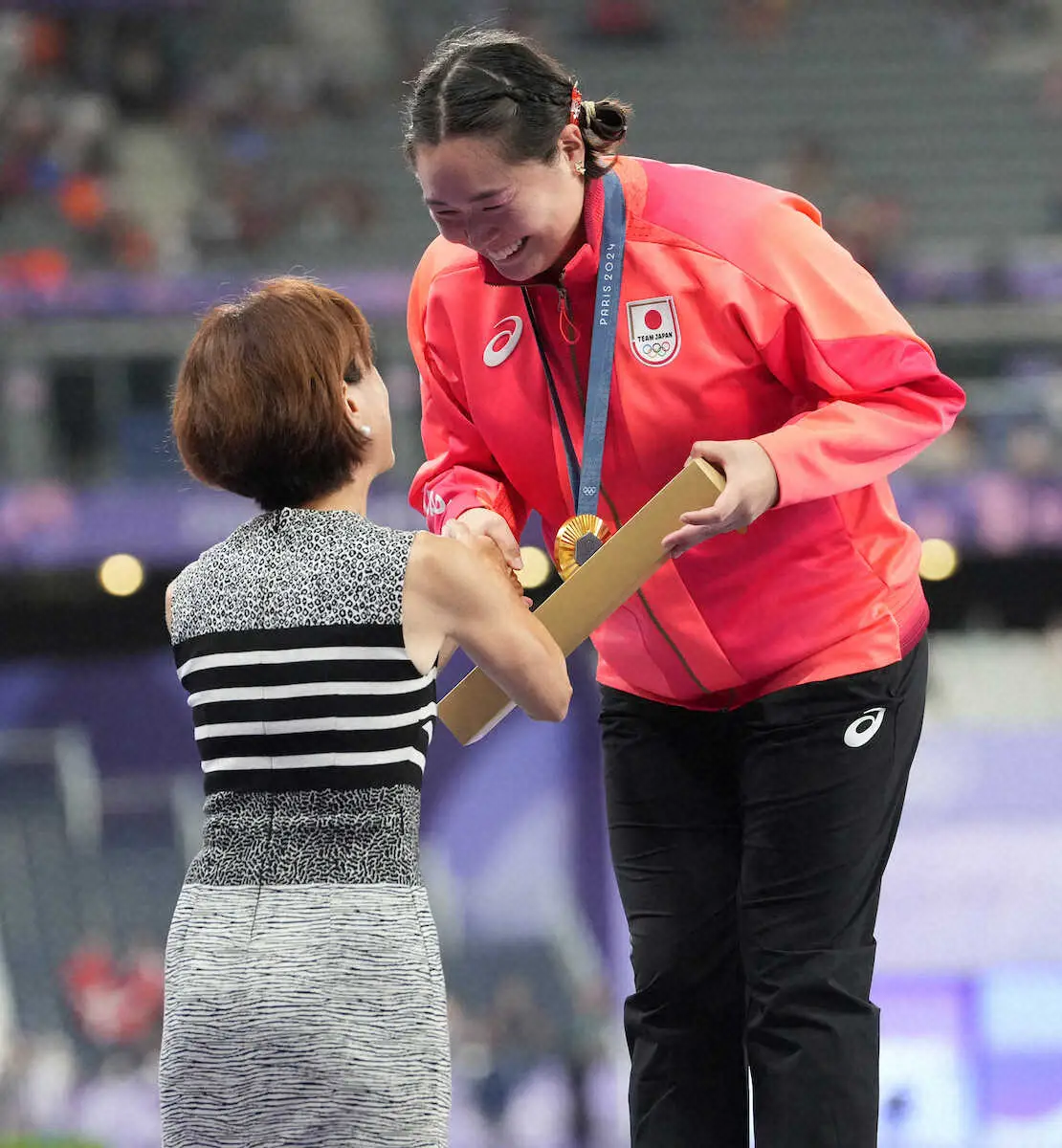 ＜パリ五輪・女子やり投げ決勝＞有森氏（左）から表彰を受ける北口（撮影・岡田　丈靖）