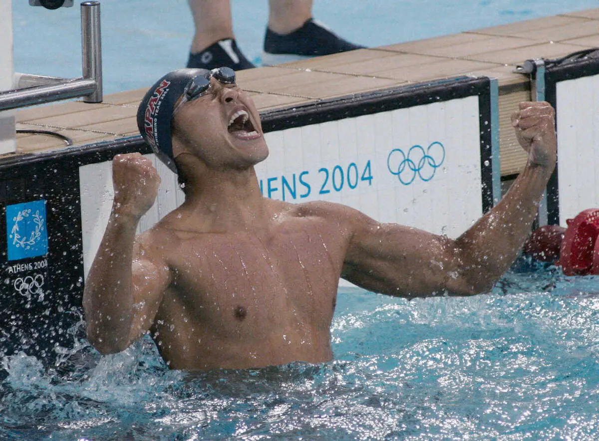 アテネ五輪・男子100メートル平泳ぎ決勝で、金メダルを獲得し、雄叫びを上げる北島康介