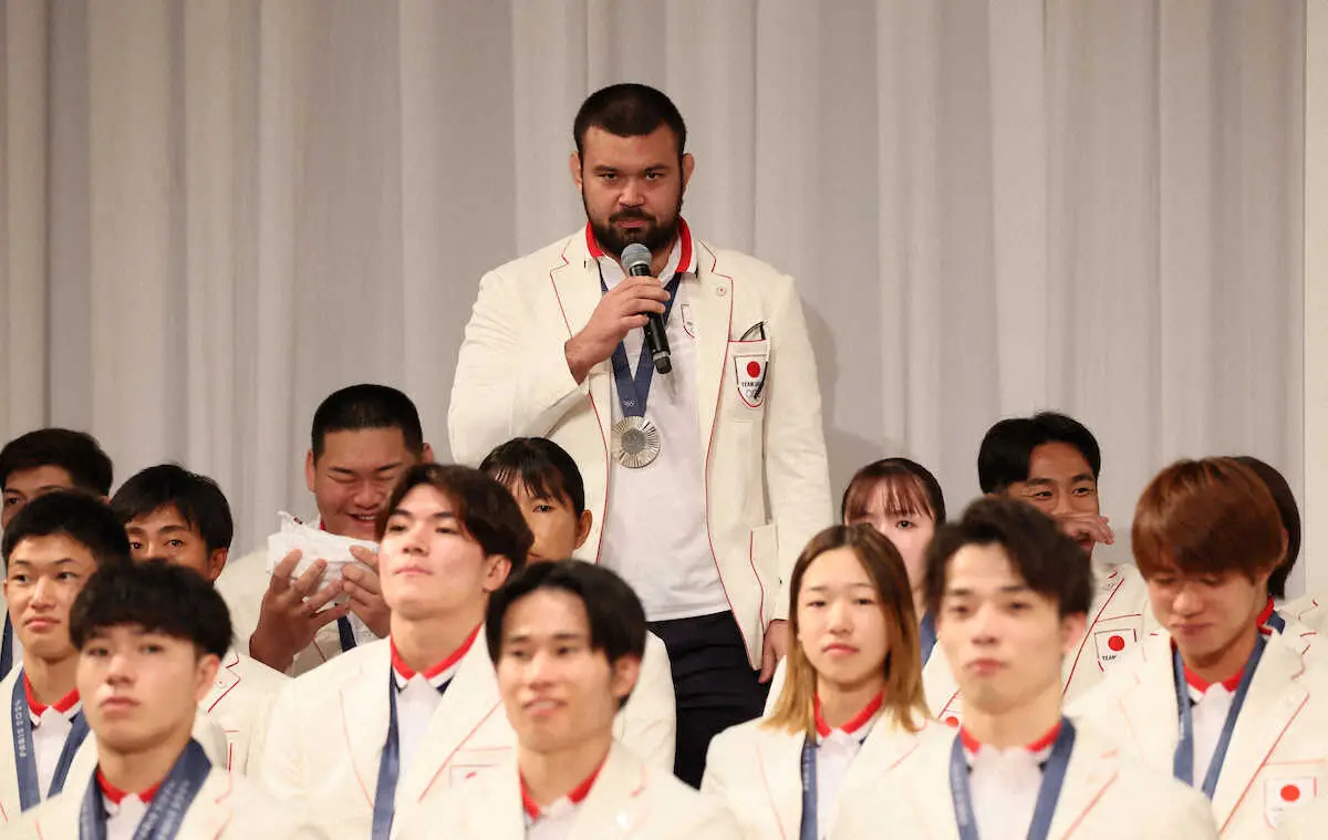 ＜パリ五輪　　TEAM　　JAPAN　　記者会見＞会見に臨む柔道のウルフ・アロン（撮影・西海健太郎）