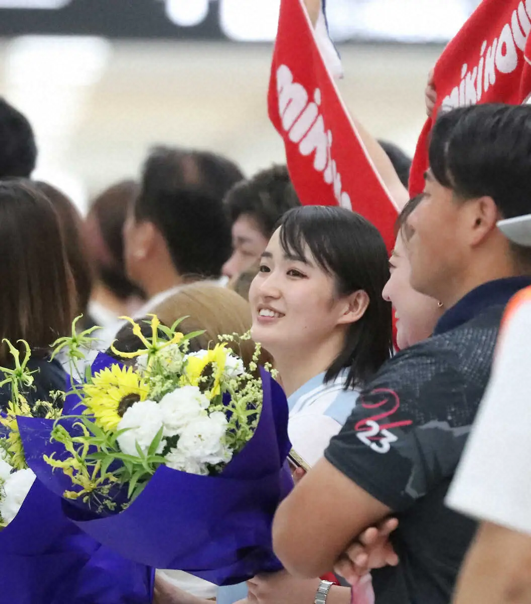 ＜パリ五輪・日本選手団帰国＞レスリング・文田らの出迎えで花束を手に到着を待つミキハウス・清水希容さん（撮影・村上　大輔）