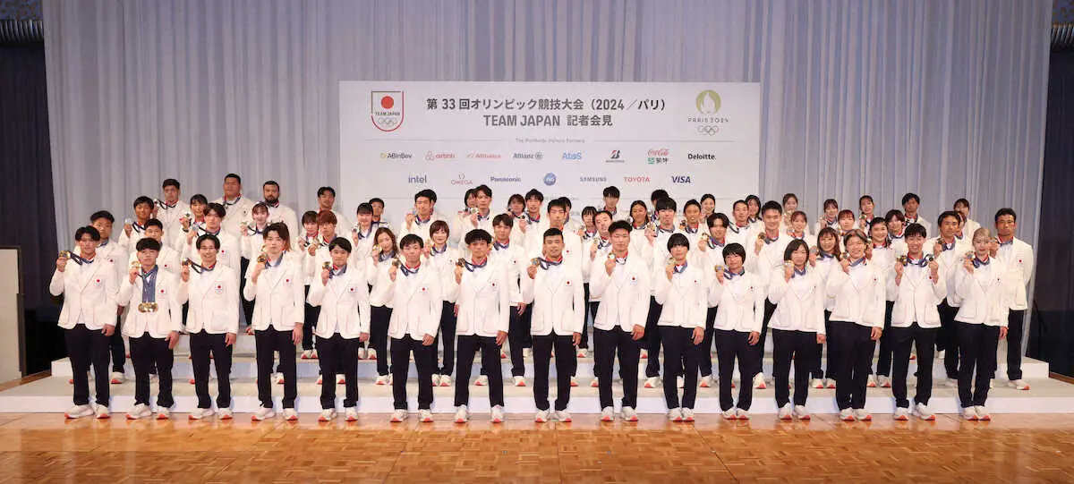 ＜パリ五輪　　TEAM　　JAPAN　　記者会見＞フォトセッションに納まる選手たち（撮影・西海健太郎）