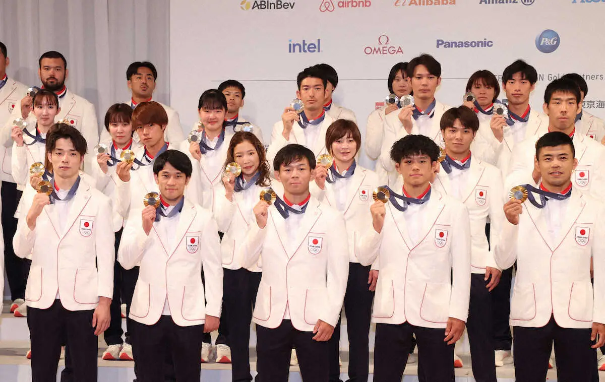 ＜パリ五輪　　TEAM　　JAPAN　　記者会見＞写真に納まる堀米、阿部一二三ら（撮影・西海健太郎）